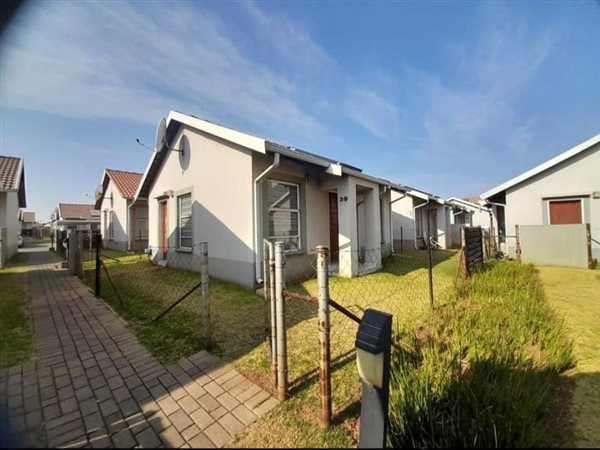 2 Bed Townhouse in Randfontein Central