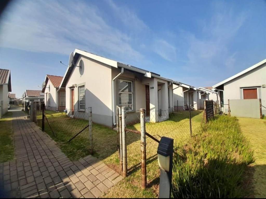 2 Bed Townhouse in Randfontein Central photo number 1