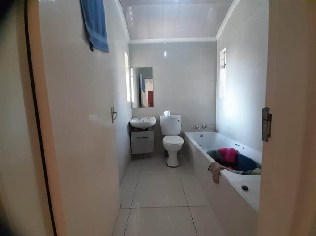2 Bed Townhouse in Randfontein Central photo number 7