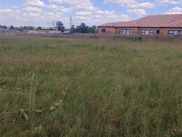 1 556 m² Land