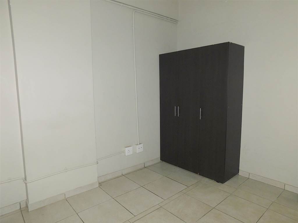 3 Bed Apartment in Johannesburg Central photo number 6