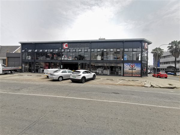 940  m² Commercial space