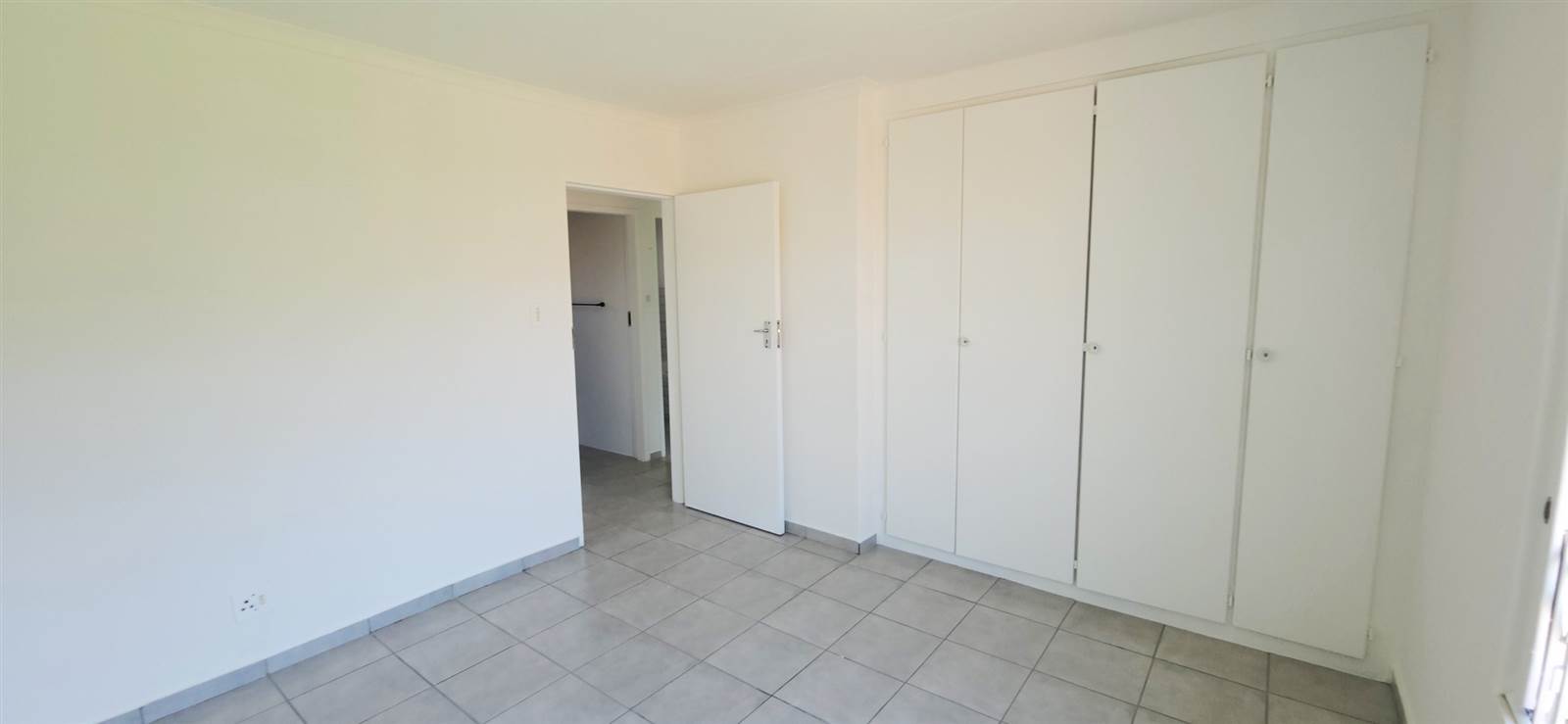 3 Bed Townhouse in Garsfontein photo number 9