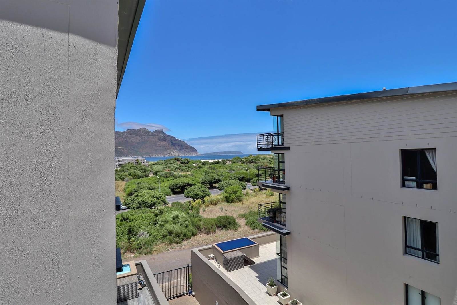2 Bed Apartment in Hout Bay and surrounds photo number 8