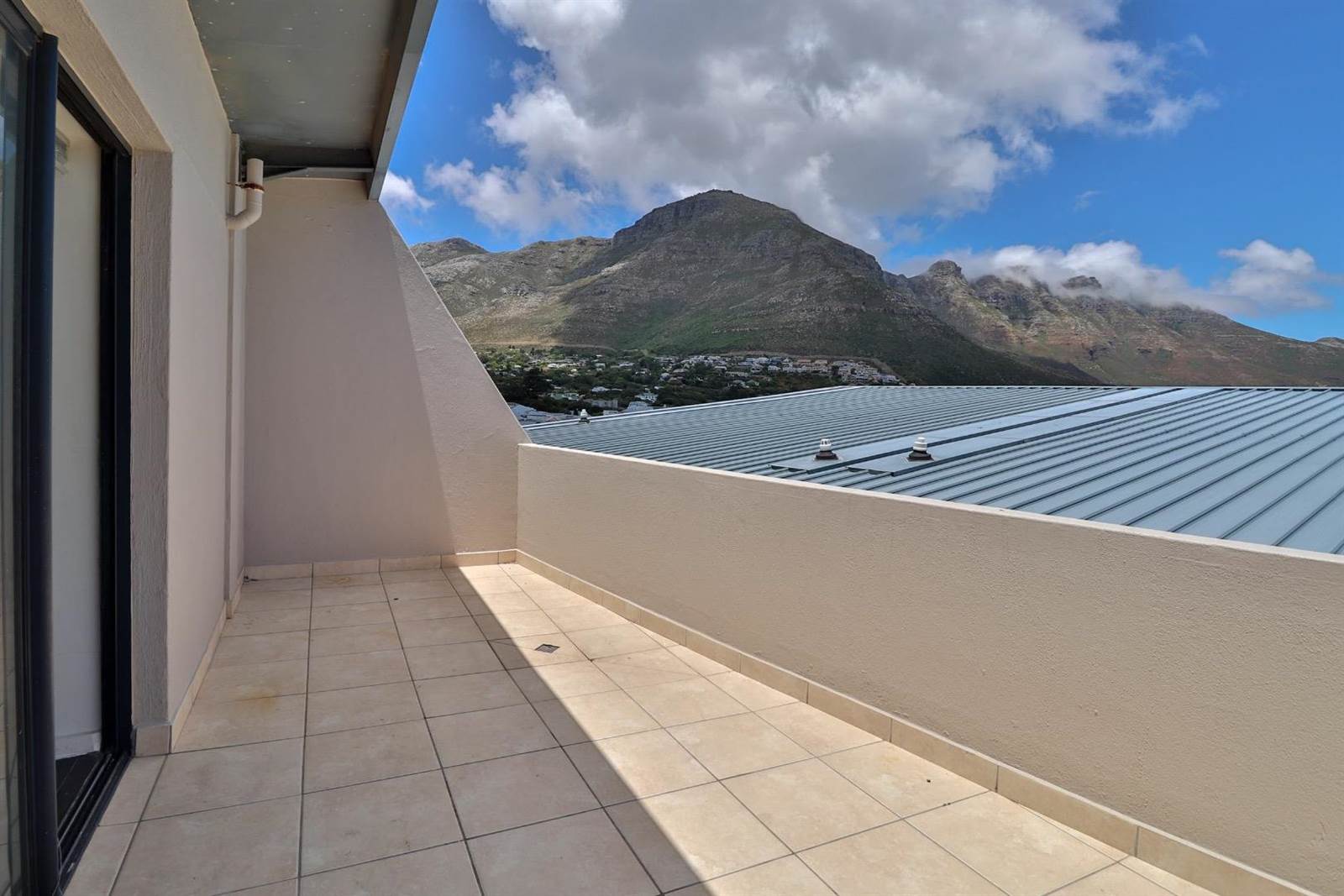 2 Bed Apartment in Hout Bay and surrounds photo number 17