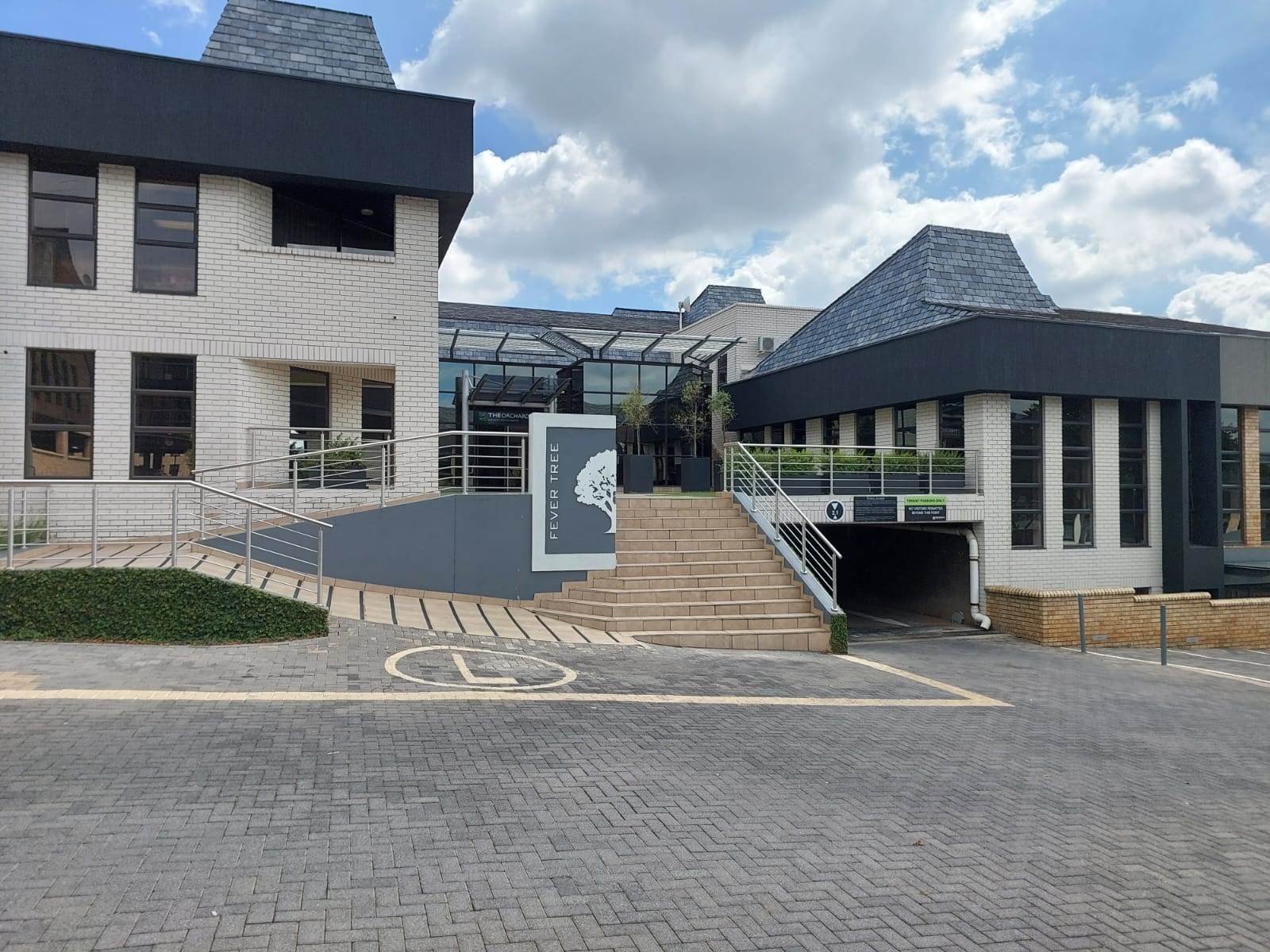 400  m² Commercial space in Hurlingham photo number 1