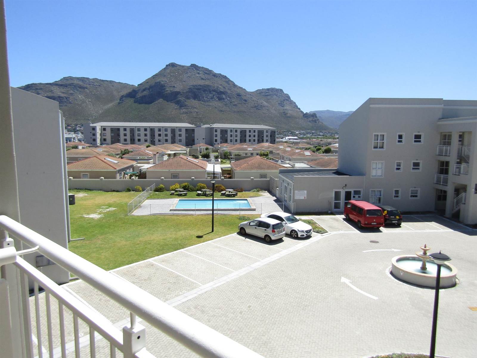 2 Bed Apartment in Muizenberg photo number 3