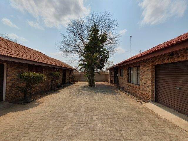 3 Bed Townhouse in Hoedspruit photo number 2