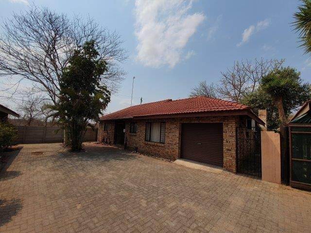 3 Bed Townhouse in Hoedspruit photo number 1