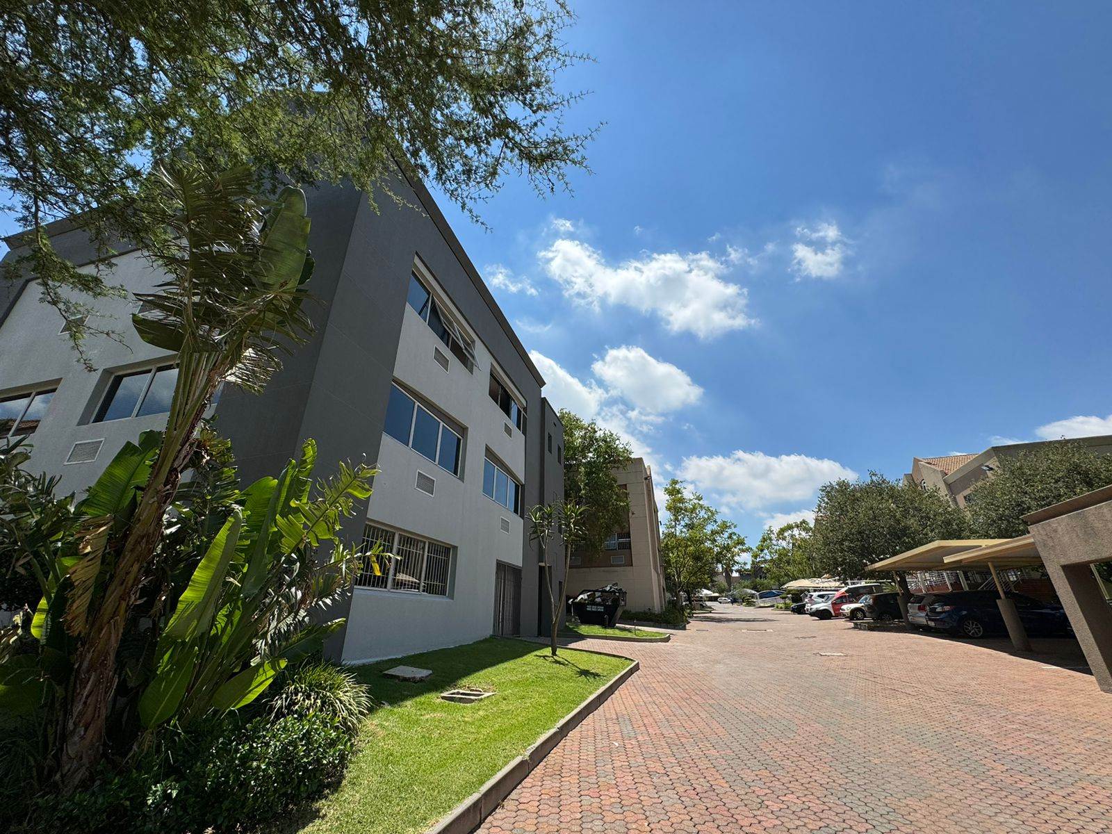 630  m² Commercial space in Sunninghill photo number 1