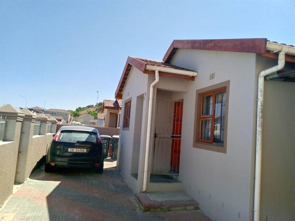7 Bed House in Khayelitsha photo number 2