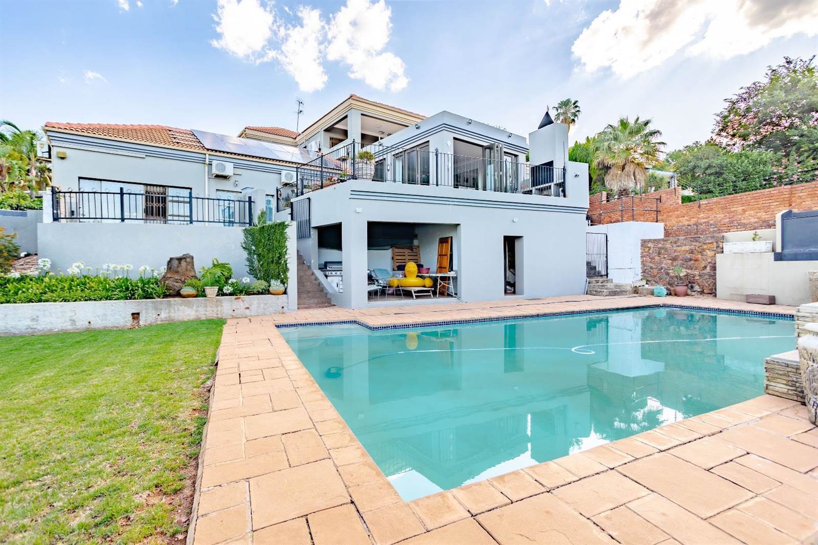 6 Bed House in Constantia Park photo number 2