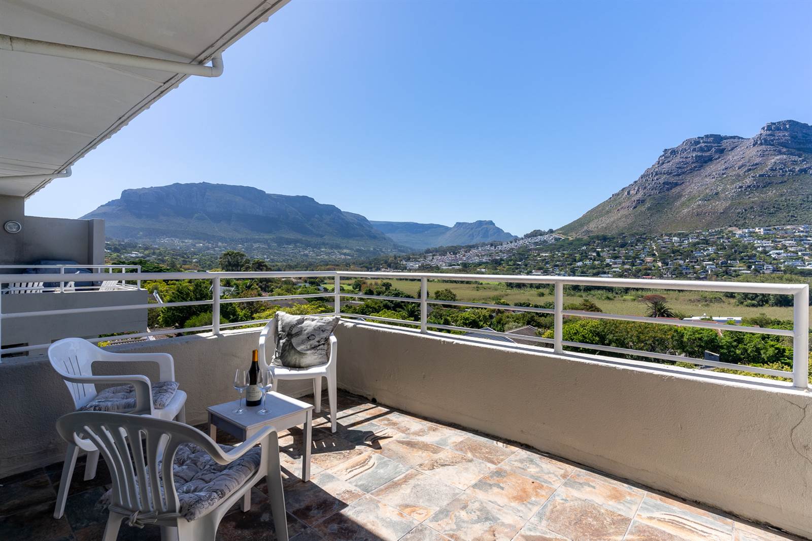 3 Bed Apartment in Hout Bay and surrounds photo number 1