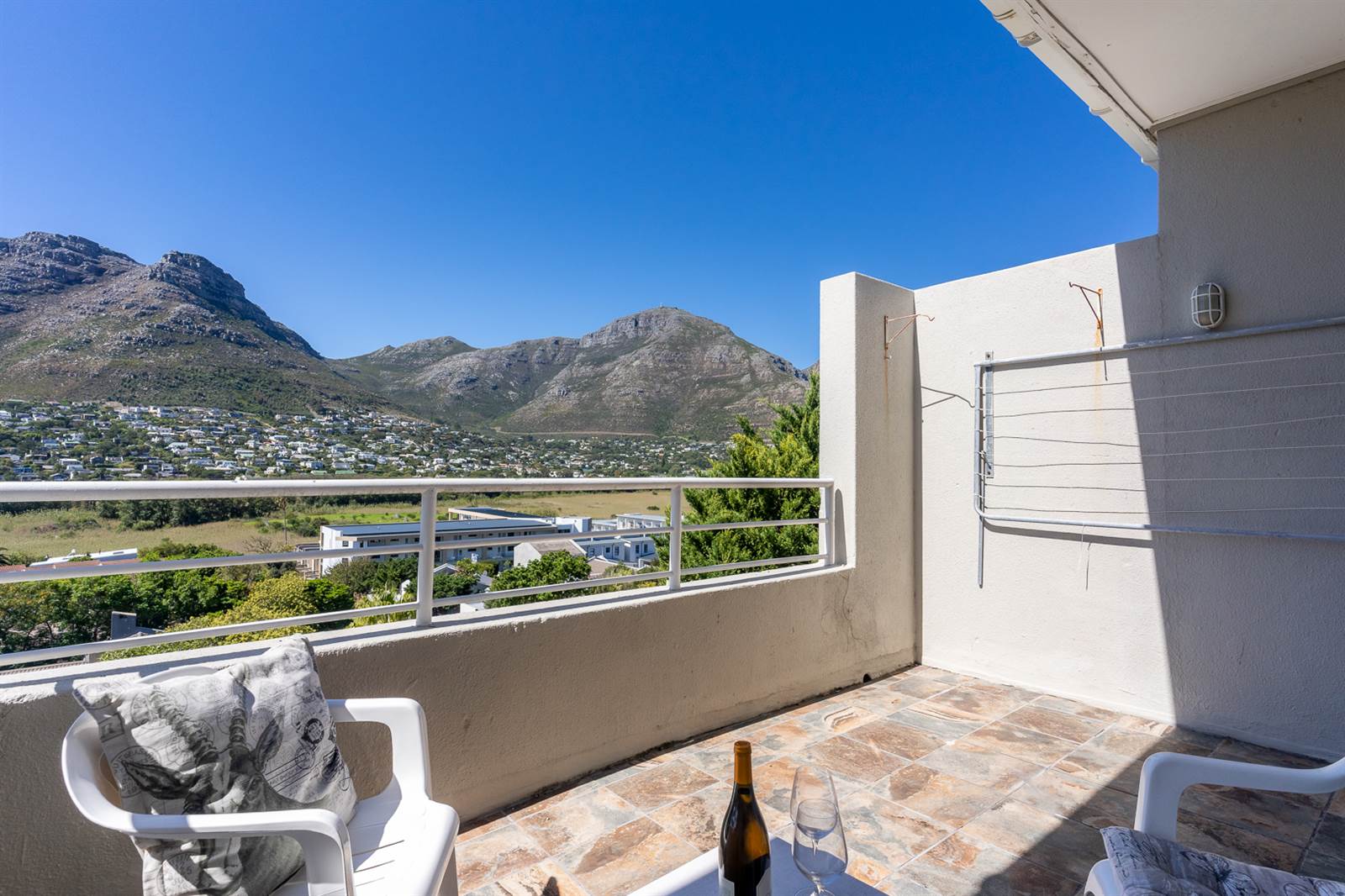 3 Bed Apartment in Hout Bay and surrounds photo number 2
