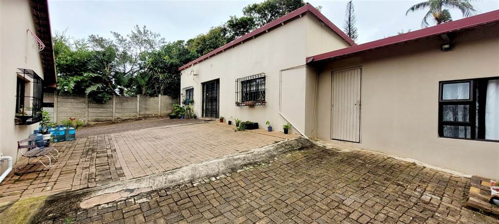 6 Bed House in Uvongo photo number 30
