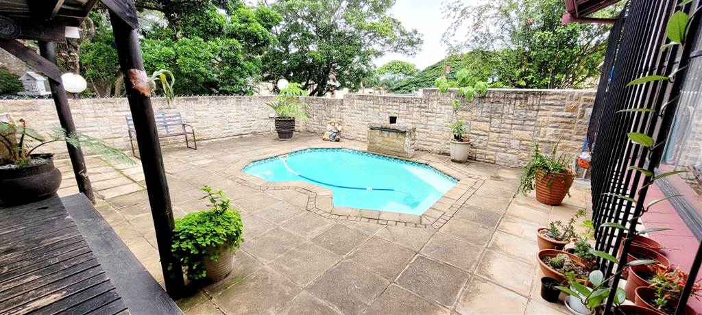 6 Bed House in Uvongo photo number 3