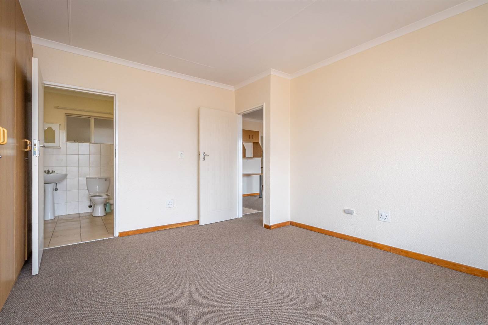 1 Bed Apartment in Rangeview photo number 11