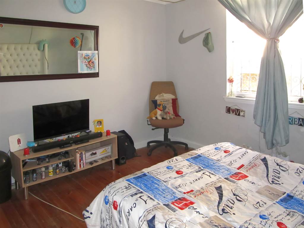 3 Bed House in Parow Central photo number 13