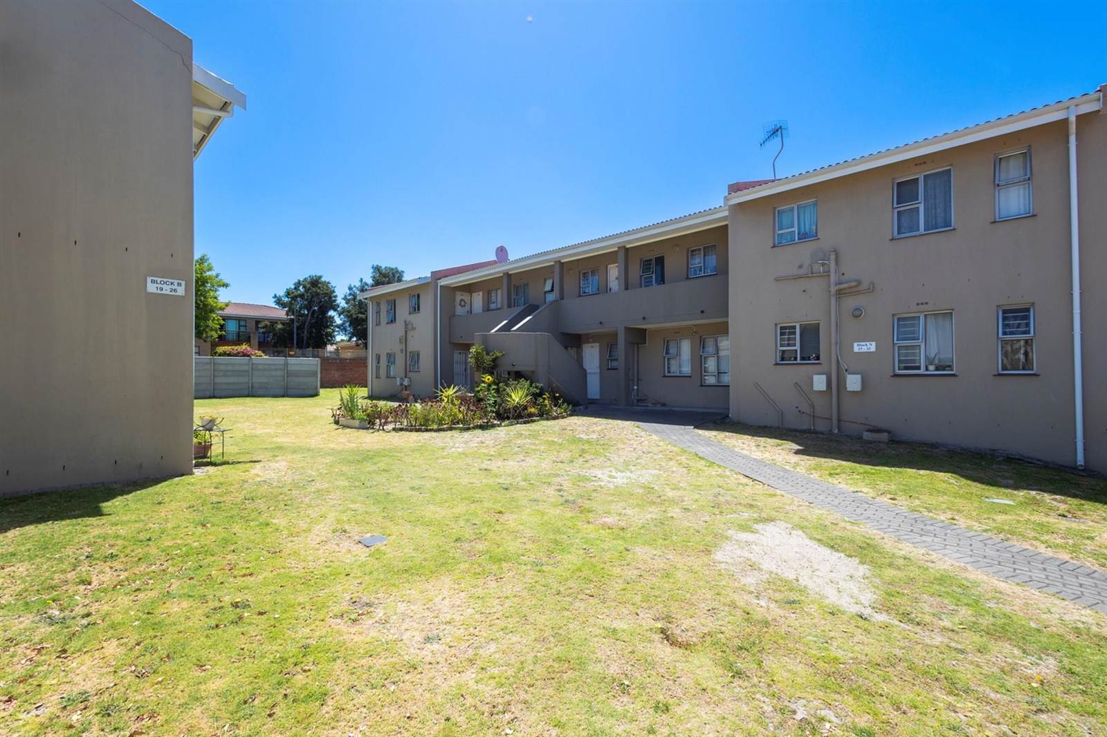 1 Bed Apartment in Oakglen photo number 10