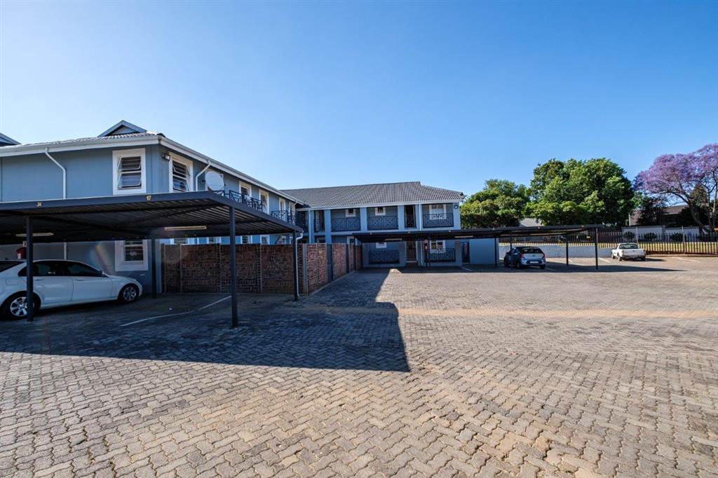 2 Bed Townhouse in Weltevreden Park photo number 18