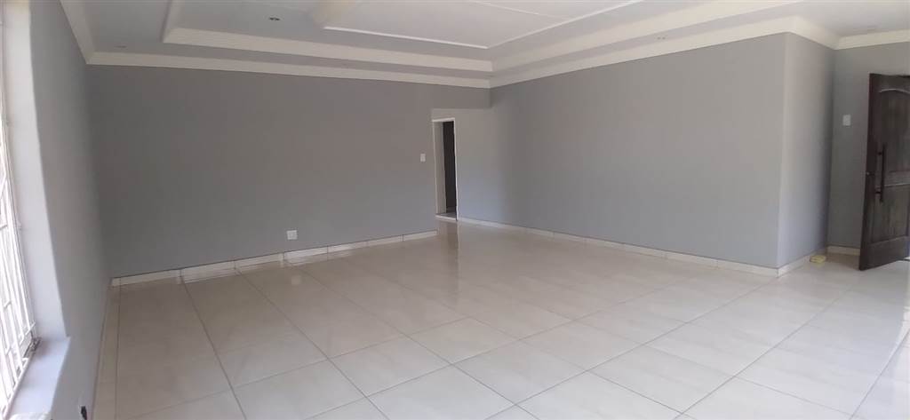 4 Bed House in Louis Trichardt photo number 13
