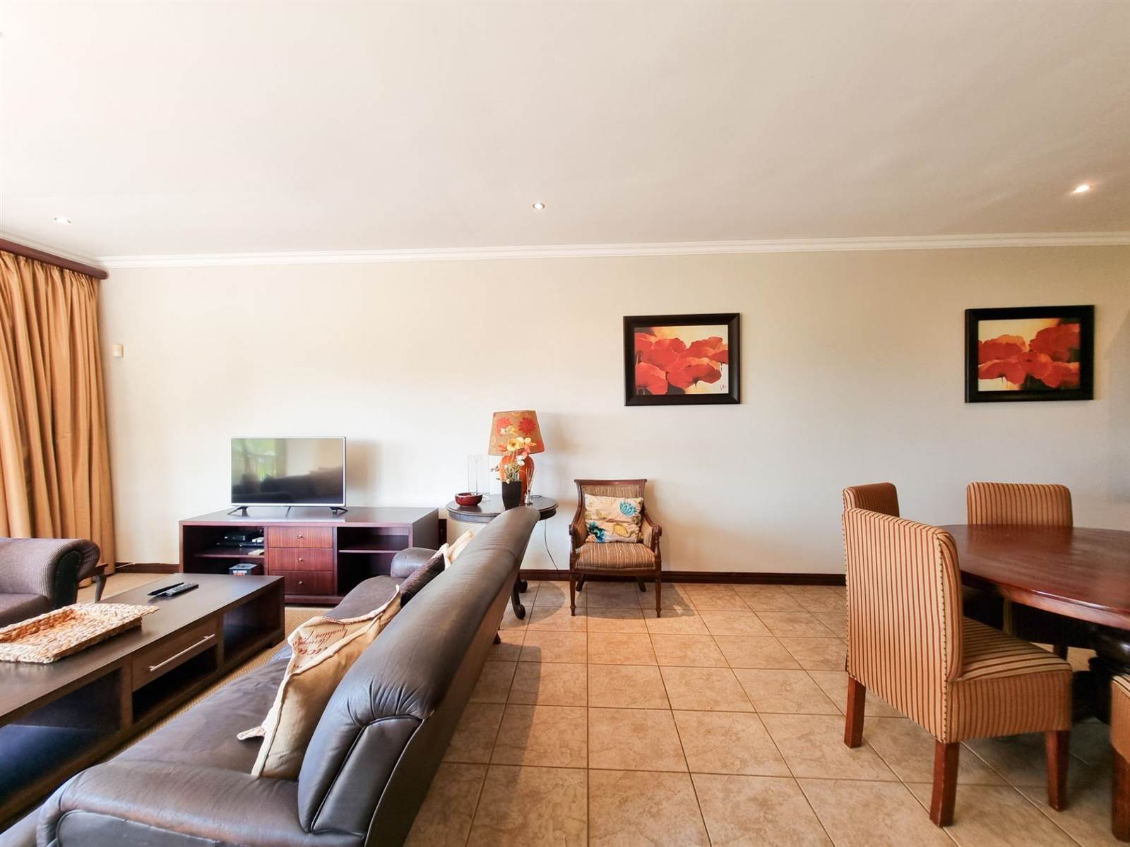 2 Bed Apartment in Umhlanga Rocks photo number 4