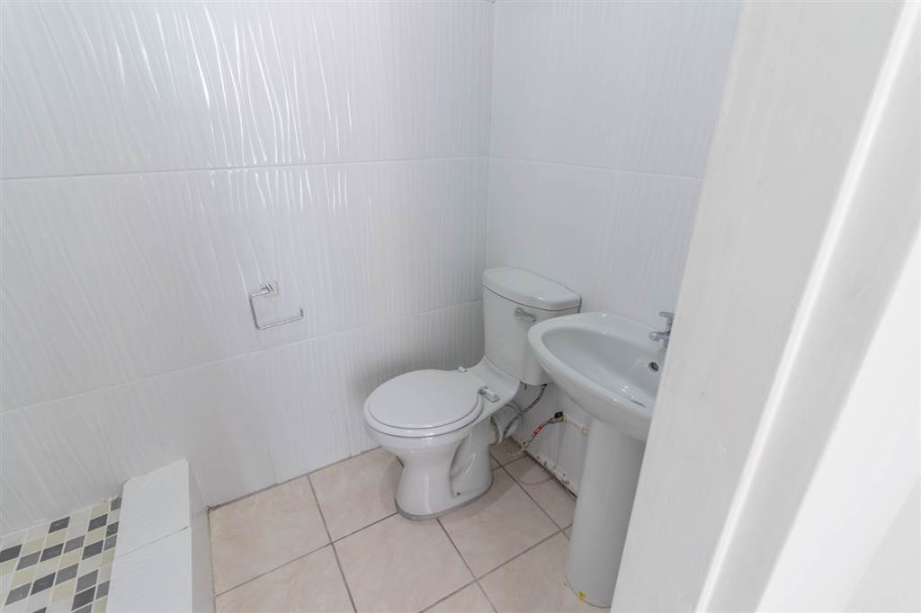 2 Bed Flat in Kempton Park Central photo number 11