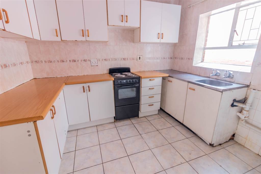 2 Bed Flat in Kempton Park Central photo number 4