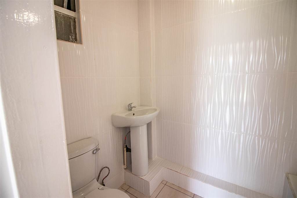 2 Bed Flat in Kempton Park Central photo number 13