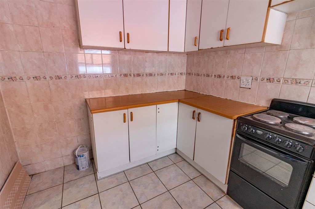 2 Bed Flat in Kempton Park Central photo number 6