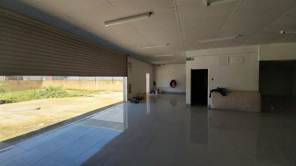 700  m² Industrial space in Pretoria North photo number 10