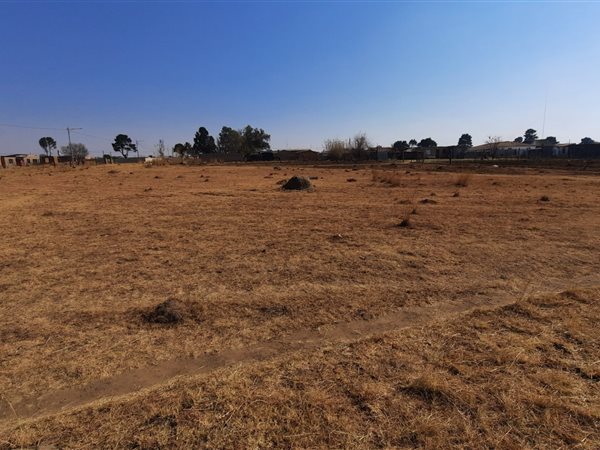 2 700 m² Land