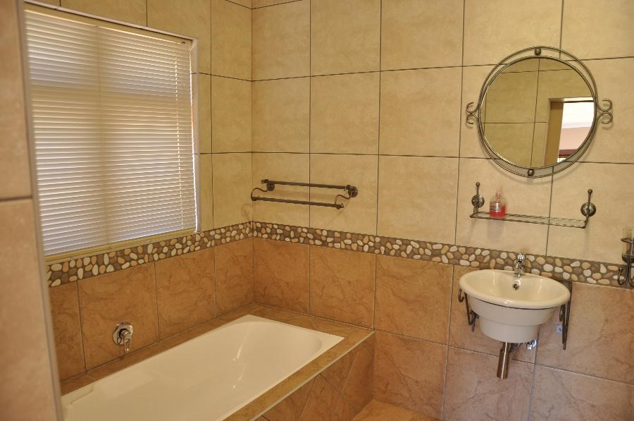 5 Bed House in Villiersdorp photo number 5
