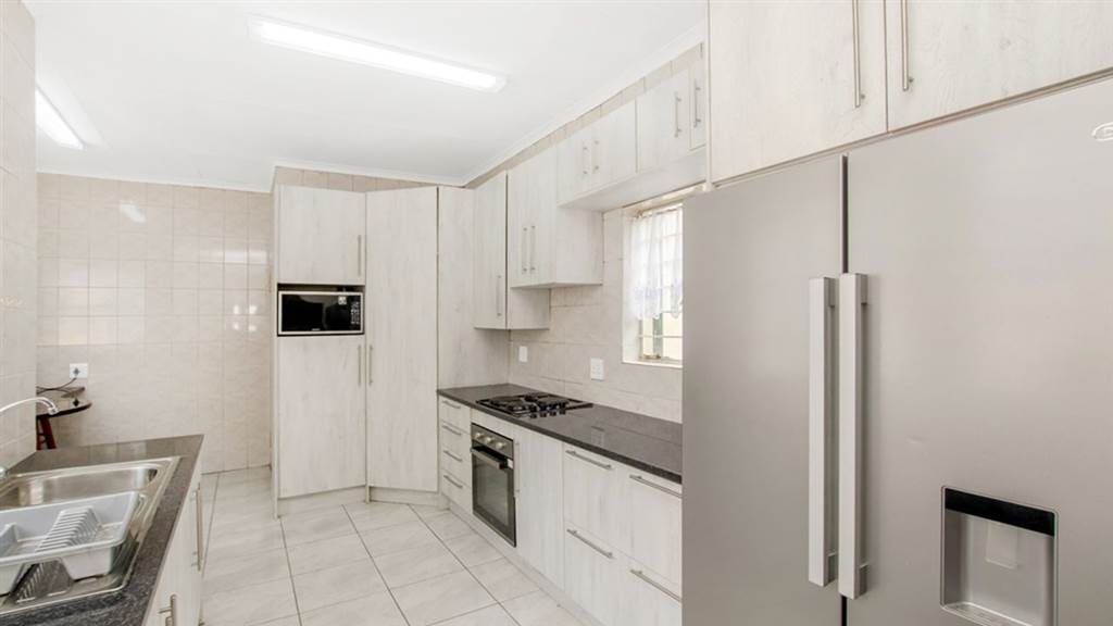 3 Bed House in Constantia Kloof photo number 3