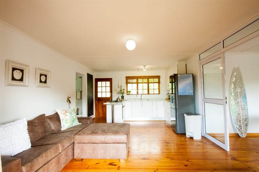 3 Bed House in Morgans Bay photo number 3