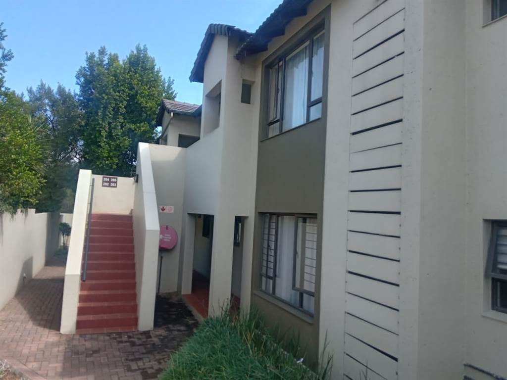 3 Bed Apartment in Fourways photo number 2