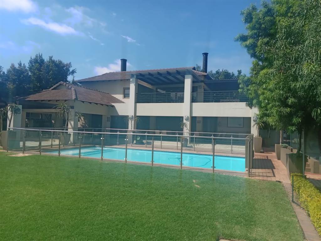 3 Bed Apartment in Fourways photo number 15