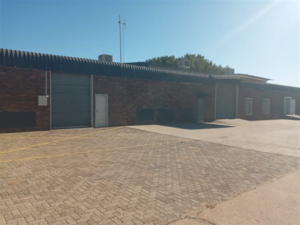 1 800  m² Industrial space