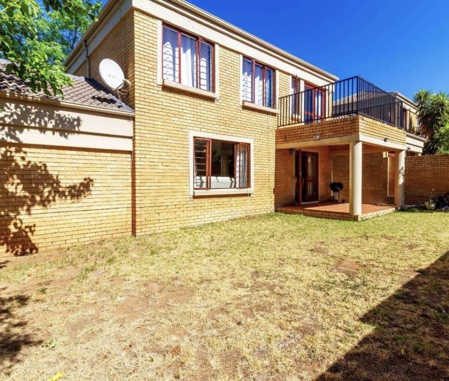 3 Bed Townhouse in Fourways photo number 16