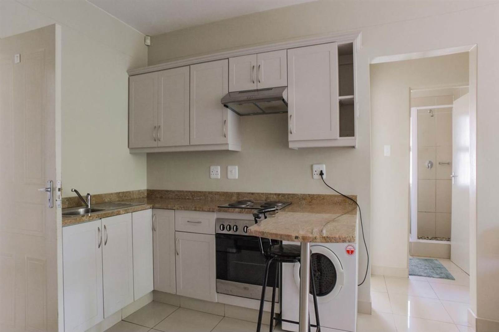 3 Bed Apartment in Grahamstown Central photo number 2