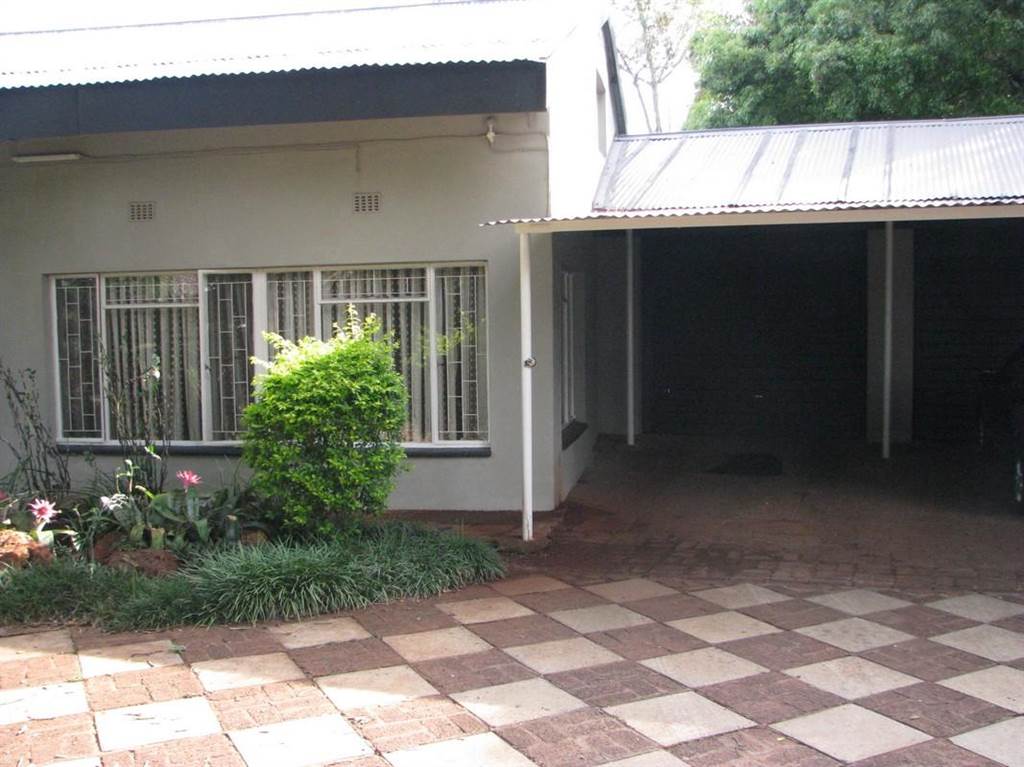 4 Bed House in Naboomspruit photo number 4