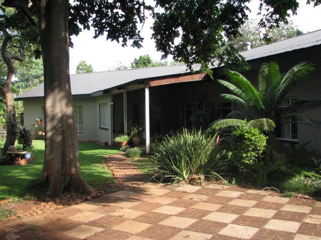 4 Bed House in Naboomspruit photo number 2