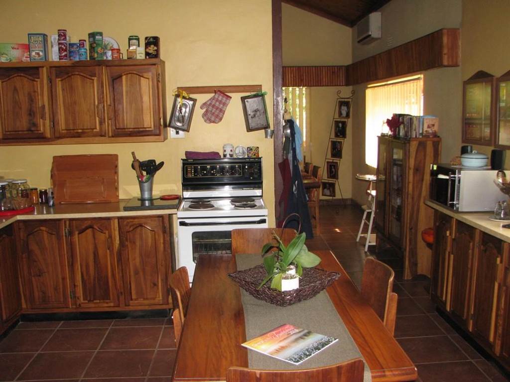 4 Bed House in Naboomspruit photo number 12