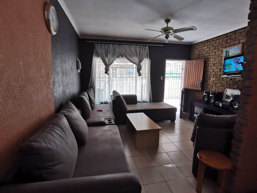 2 Bed Townhouse in Rustenburg Central photo number 4