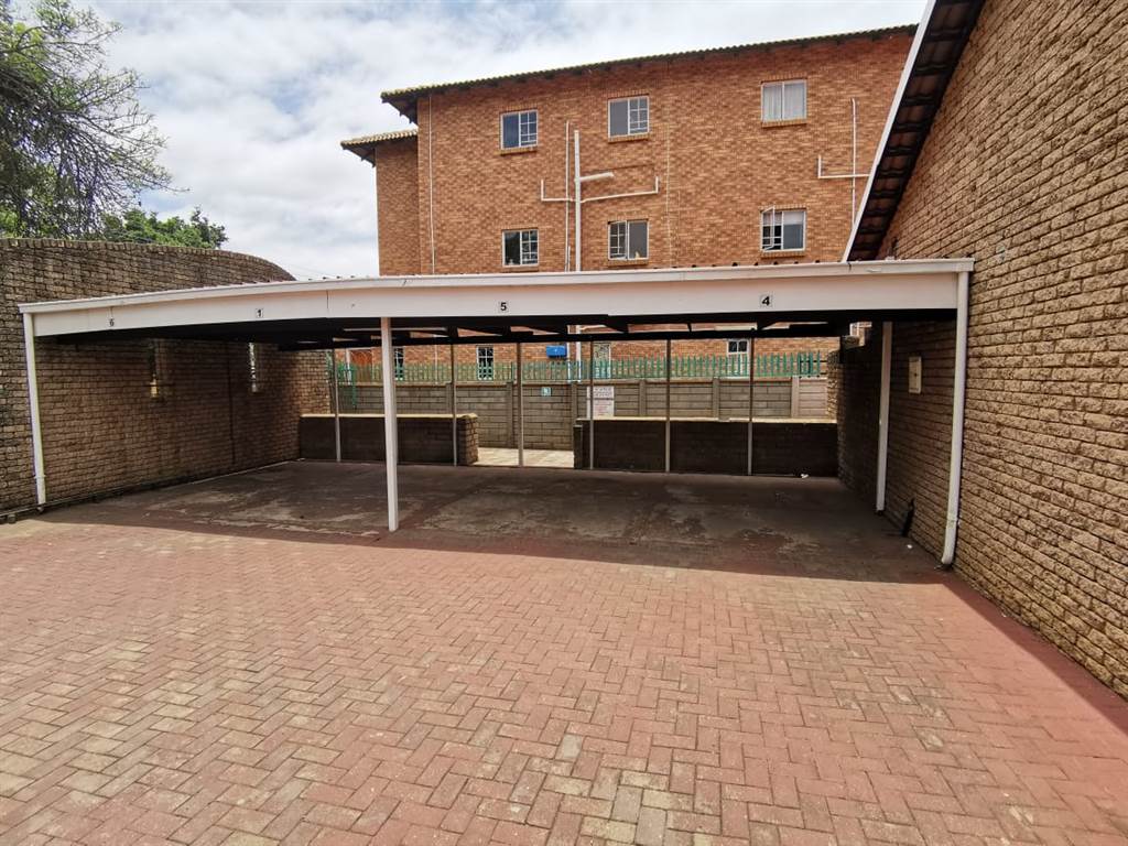 2 Bed Townhouse in Rustenburg Central photo number 12