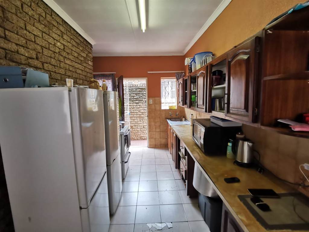 2 Bed Townhouse in Rustenburg Central photo number 2
