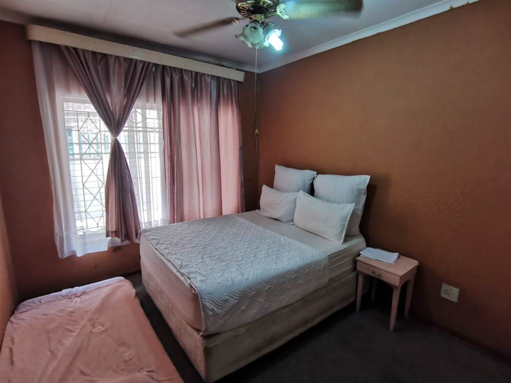 2 Bed Townhouse in Rustenburg Central photo number 7