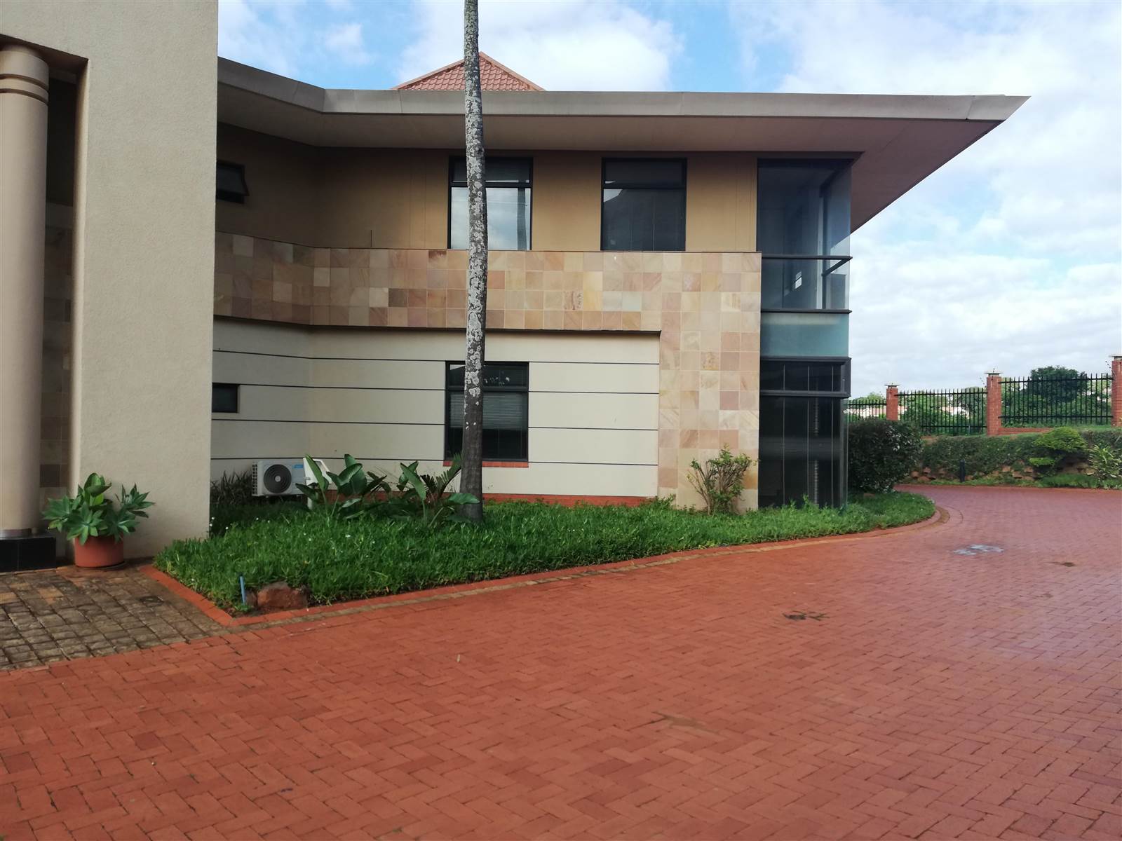 470  m² Commercial space in Umhlanga Rocks photo number 1