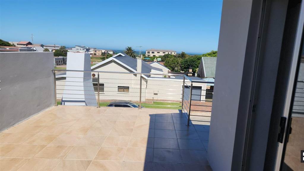 7 Bed House in Jeffreys Bay photo number 19
