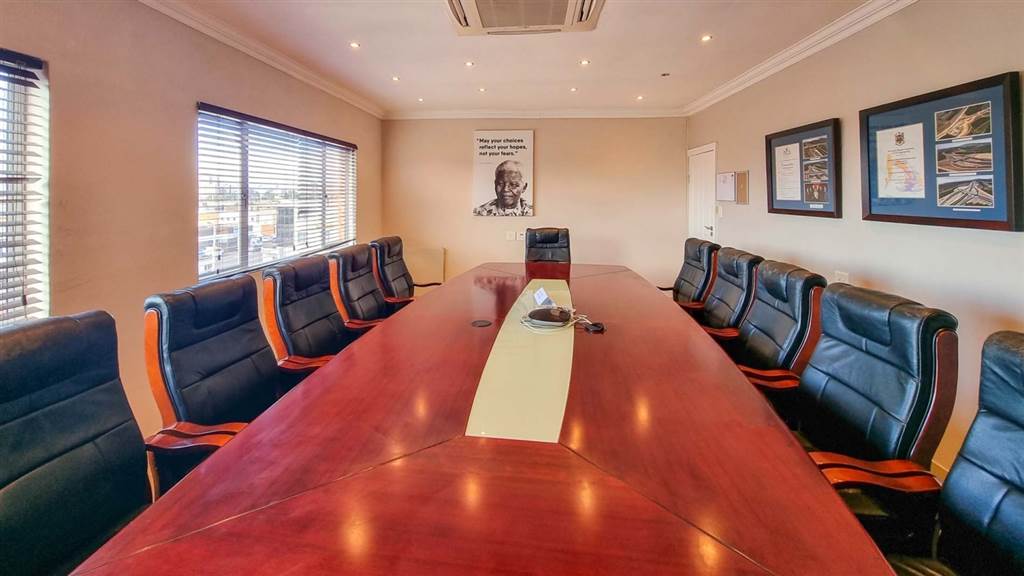 600  m² Office Space in Windermere photo number 1